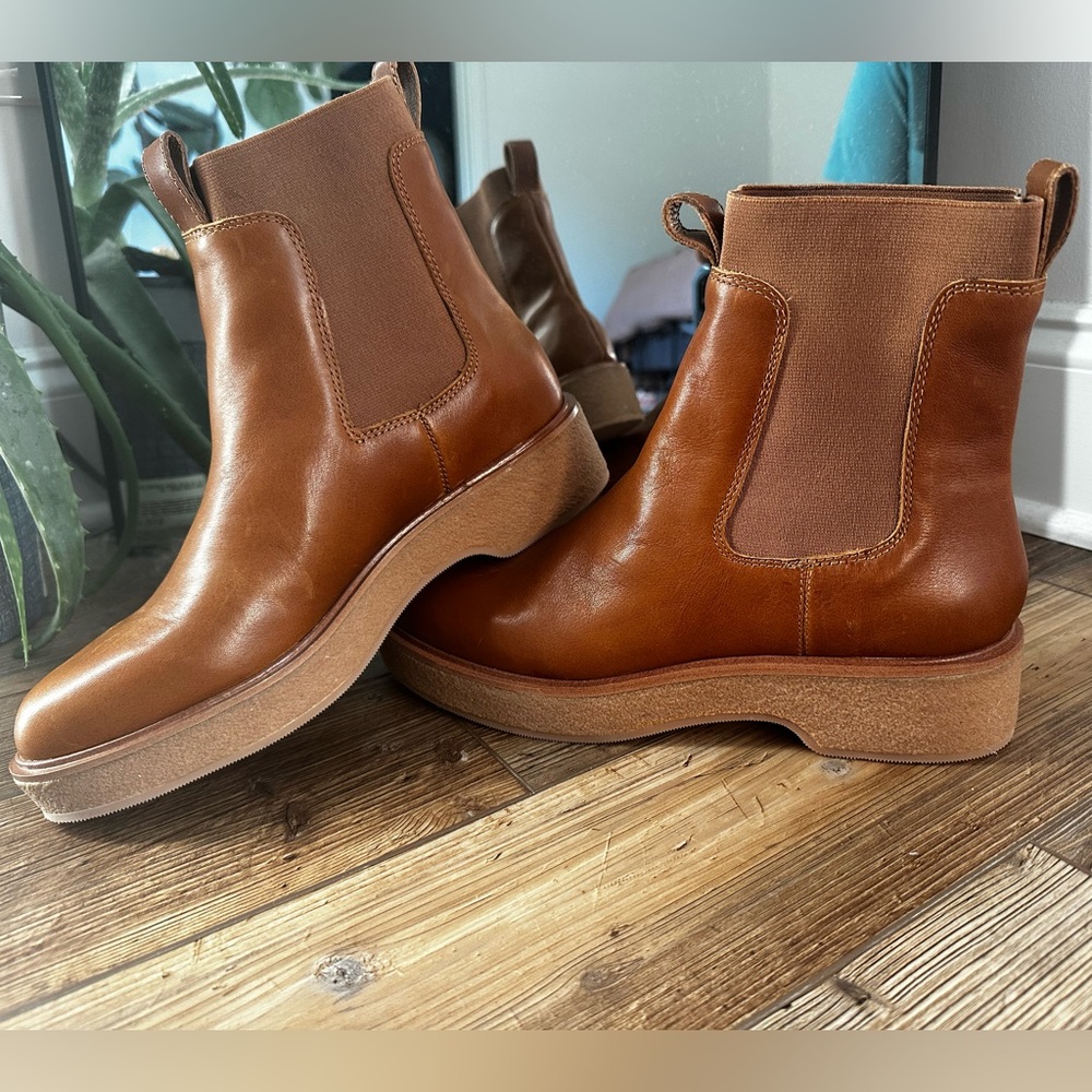 Madewell - The Camryn Chelsea Boot in Leather